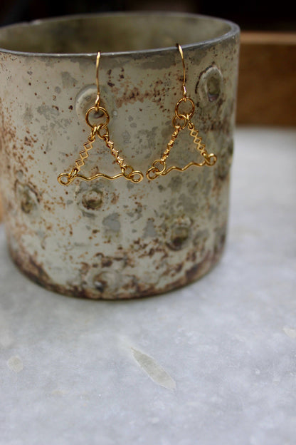 Dainty Earrings, Gold Earrings, Gold Jewelry, Gold Link Earrings, Wavy Link Earrings, Triangle Jewelry, Lightweight Earrings